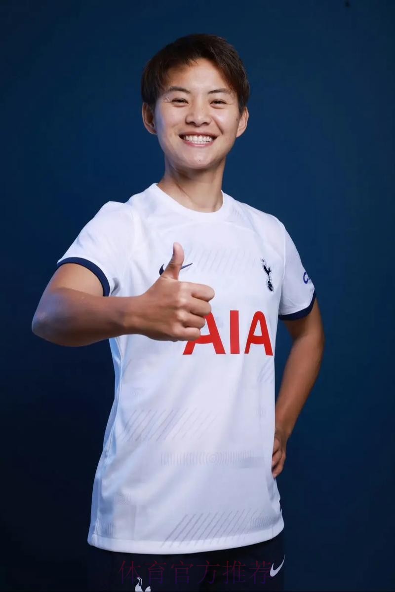 中国国家女子足球队球员王霜正式加盟法甲巴黎圣日耳曼足球俱乐部